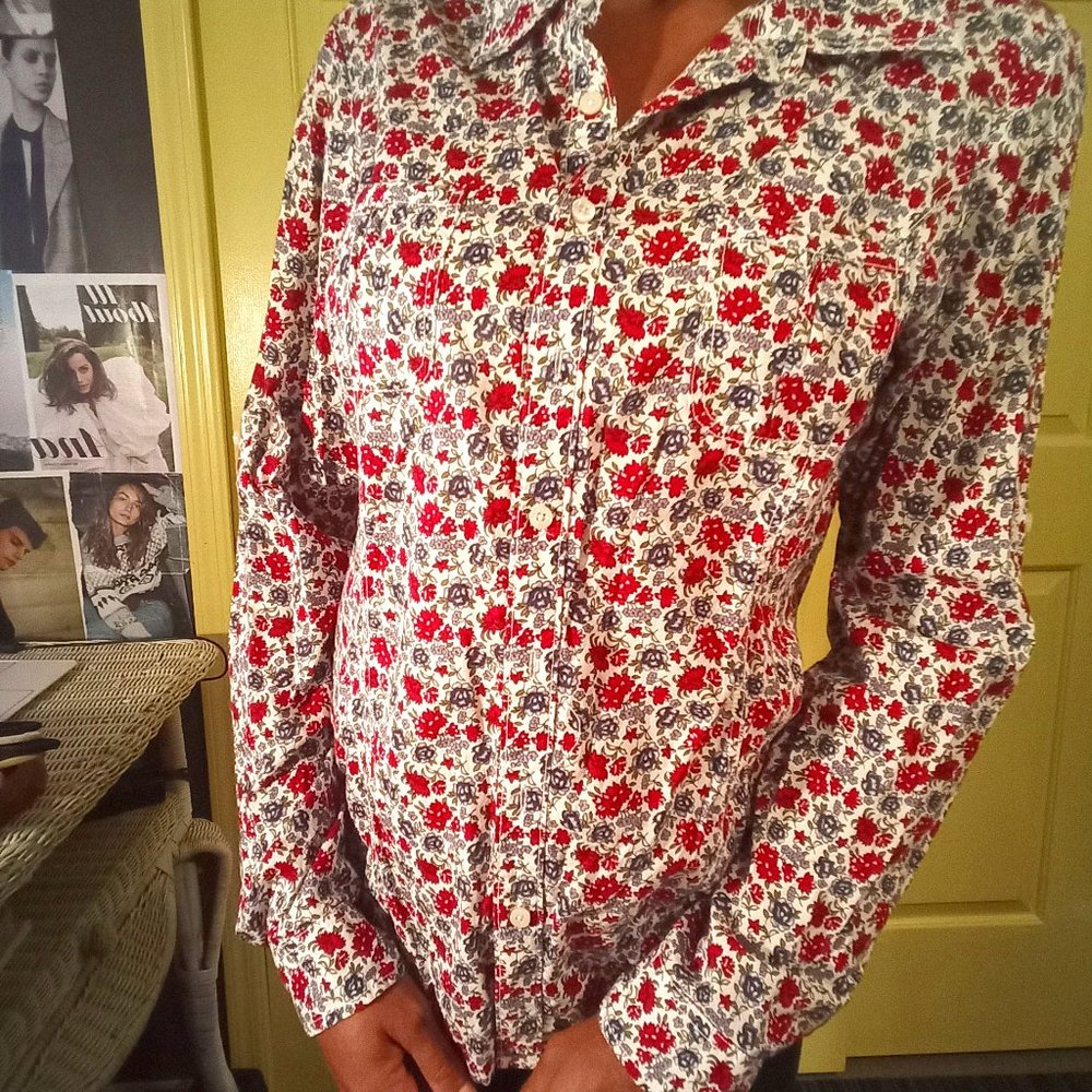 TOMMY HILFIGER  Floral print button up blouse.